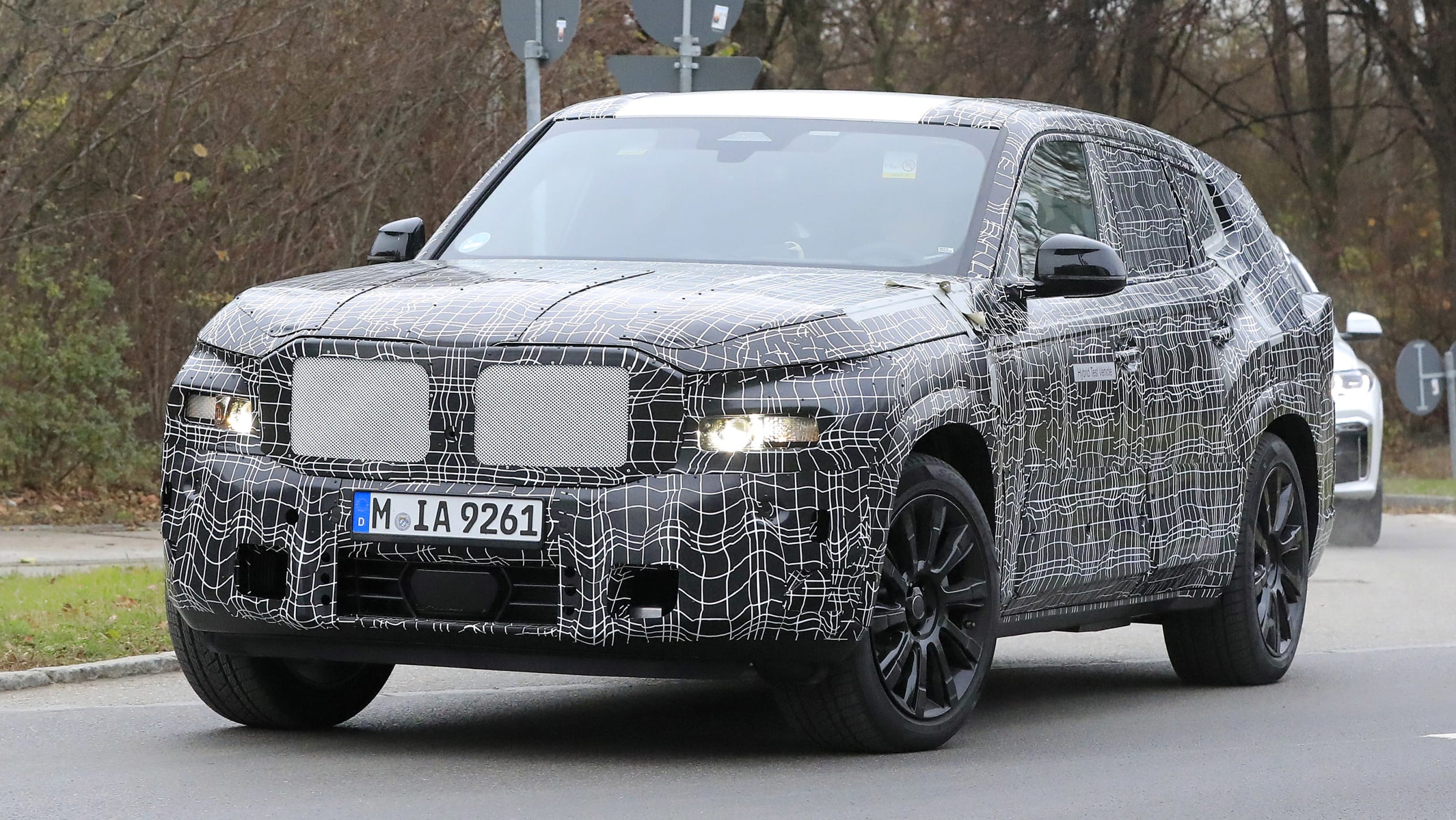 BMW%20X8%20SUV%20spyshots-2.jpg