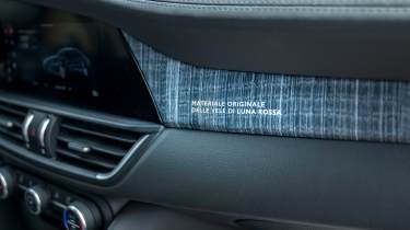 Alfa Romeo Giulia Quadrifoglio Luna Rossa - dashboard detailing