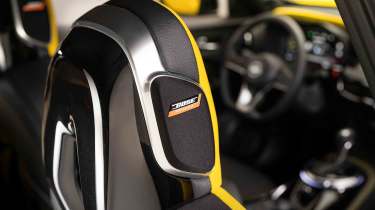 Nissan Juke - BOSE headrest speaker