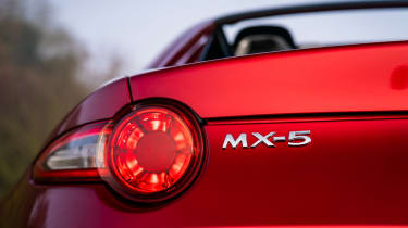Mazda MX-5 RF - badge