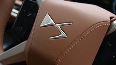 DS No8 - steering wheel