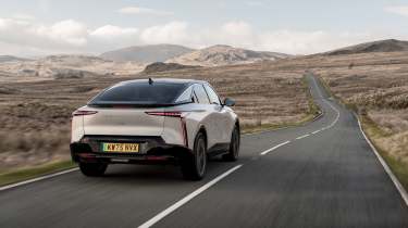 DS No8 Hybrid - rear tracking