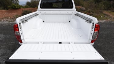 Nissan Navara Visia 2016 - truck bed hatch open