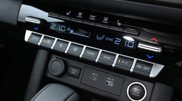 Mitsubishi L200 - centre console switchgear