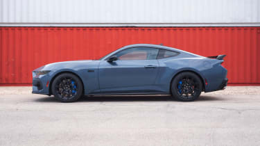 Ford Mustang 2022 - side