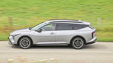 Kia K4 Sportswagon - side action
