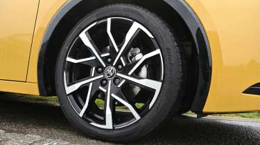 Volkswagen Golf GTE vs Toyota Prius - Prius front wheel