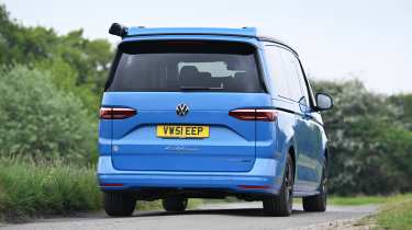 Volkswagen California eHybrid - rear cornering