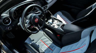 Alfa Romeo Giulia Quadrifoglio Luna Rossa - dashboard