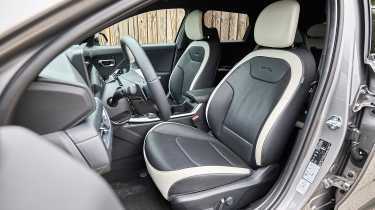 Kia K4 Sportswagon - front seats
