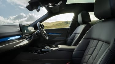 BMW i5 M50 – front seats