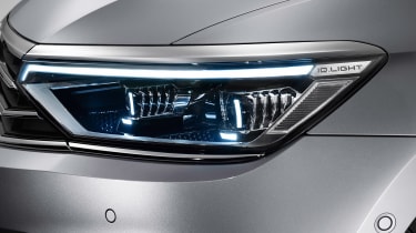 Volkswagen Passat - front light