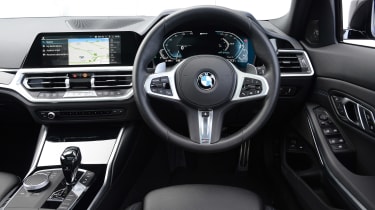 BMW 330e Touring - dash