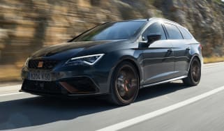 seat leon cupra r st tracking front quarter