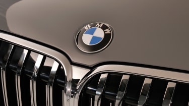 BMW 7 Series facelift - BMW badge