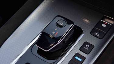 Nissan Qashqai - gear selector detail