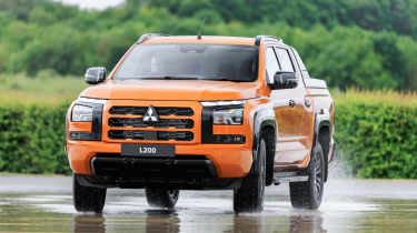 Mitsubishi L200 - front cornering