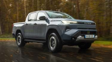 Toyota Hilux - front tracking