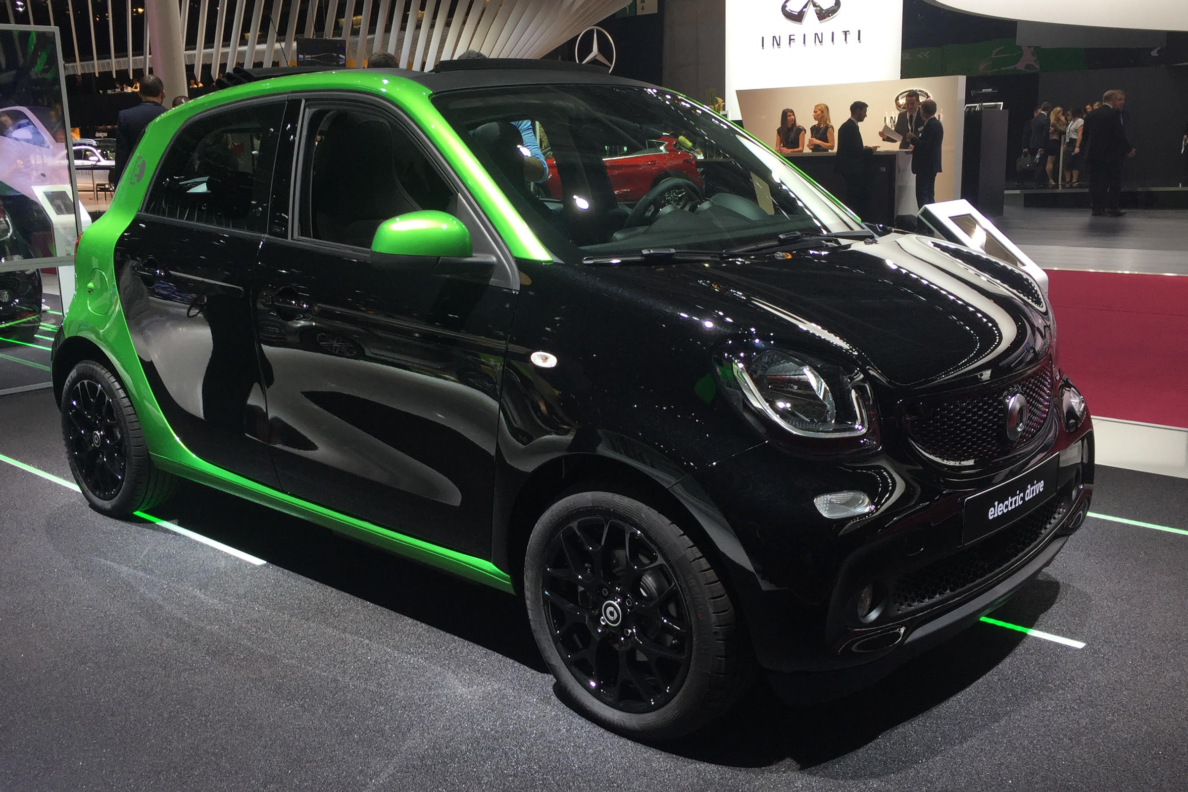 New Smart ForTwo and ForFour Electric Drive EVs whizz into Paris 2016