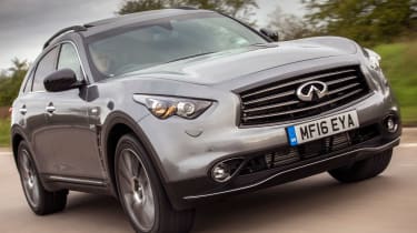 Infiniti QX70 Ultimate - front tracking