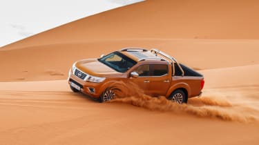 Nissan NP300 Navara pick-up dune - sand driving 6