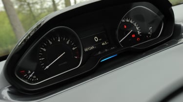 Peugeot 208 1.2 dials