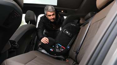  BMW 530e Touring long-term - installing child seat