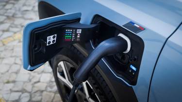Renault 4 - charging