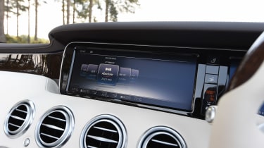 Convertible megatest - Mercedes S 500 Convertible - infotainment screen