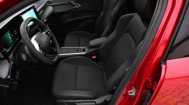 Renault Clio Hybrid E-Tech - frotn seats