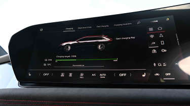 Audi S6 Avant e-tron - battery charge screen