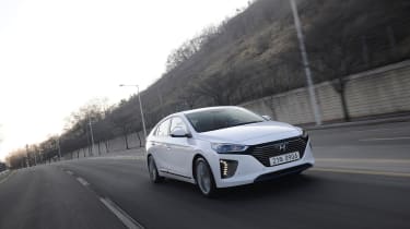 Hyundai Ioniq hybrid 2016 review - front tracking 5