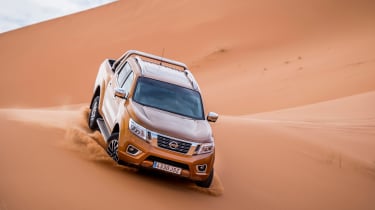 Nissan NP300 Navara pick-up dune - sand driving 9