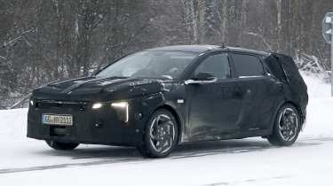 New Kia Ceed Spyshots - front three quarter view