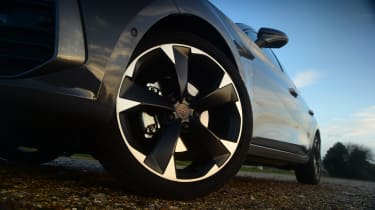 Cupra Leon - front n/s wheel
