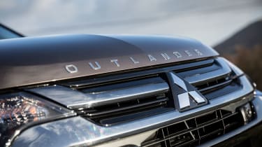 Mitsubishi Outlander PHEV 2017 - front detail