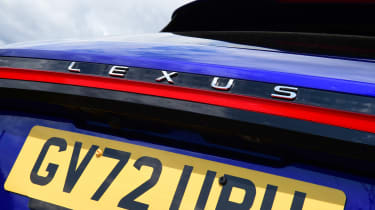Lexus RX 500h - rear lightbar
