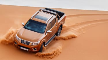 Nissan NP300 Navara pick-up dune - sand driving 4