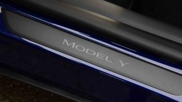 Tesla Model Y - sill trim