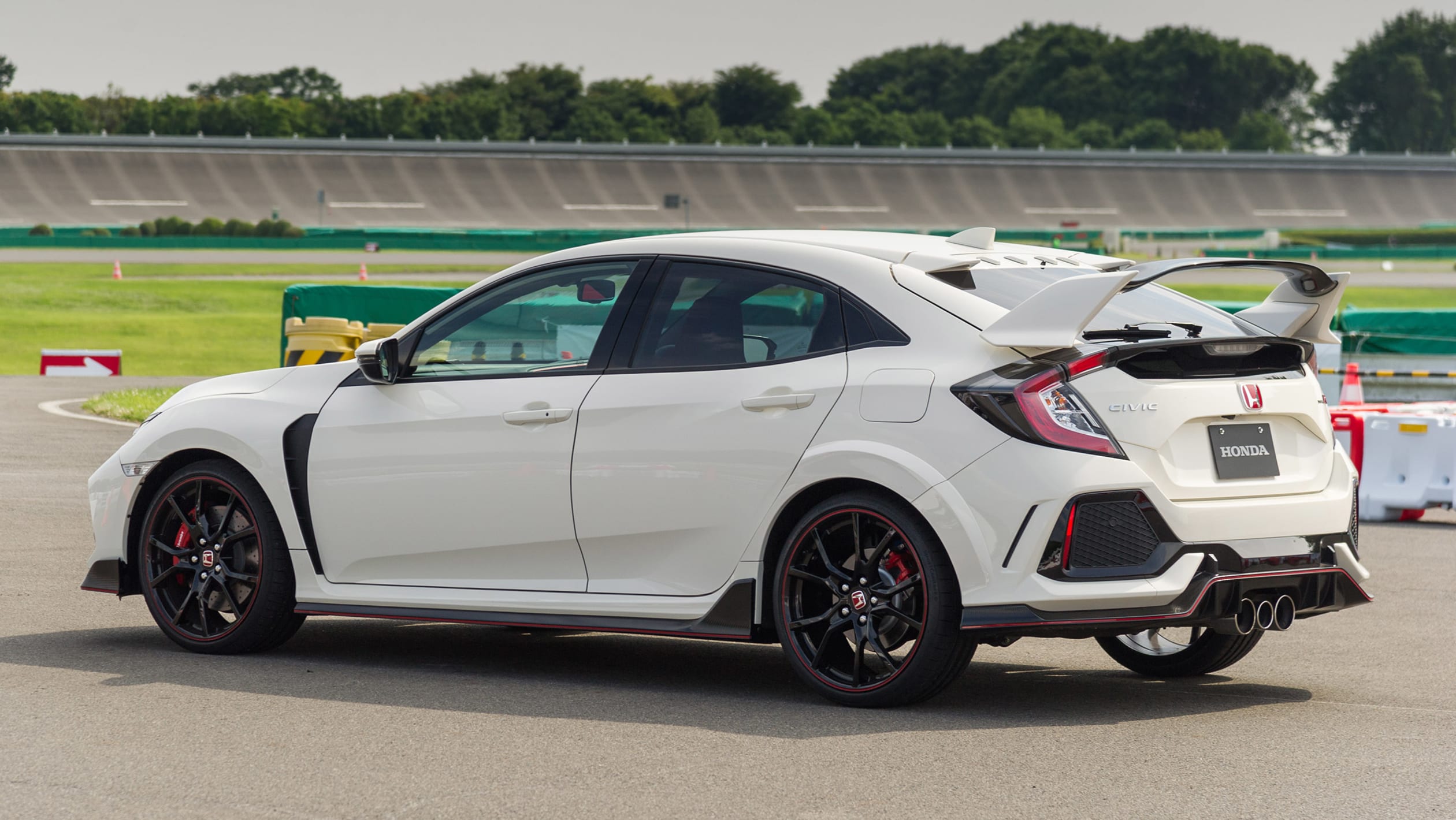 New Honda Civic Type R 2017 review - pictures | Auto Express