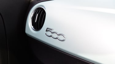 Fiat 500 Hybrid - dashboard &#039;500&#039; plaque