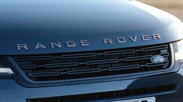 Range Rover Evoque P300e Autobiography - bonnet Range Rover badge