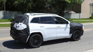 Jeep Cherokee 2018 facelift spy shots 2