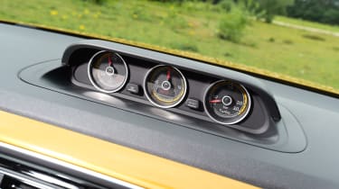 Volkswagen Beetle Dune Cabriolet 2016 - dials