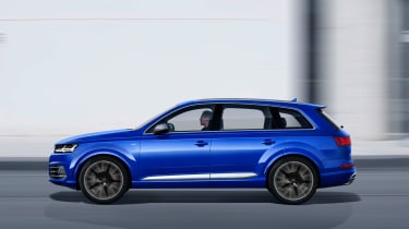 Audi SQ7 blue - side tracking