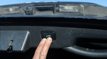 Kia Niro Hybrid - tailgate controls
