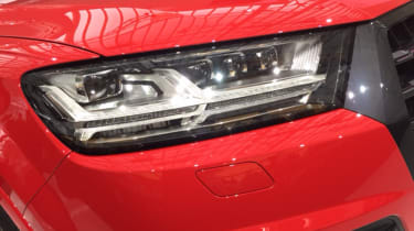 Audi SQ7 red - headlight
