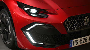 Renault Clio Hybrid E-Tech - front light