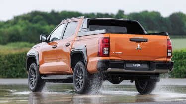 Mitsubishi L200 - rear action