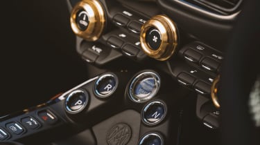 Aston Martin A3 Vantage Roadster - centre console